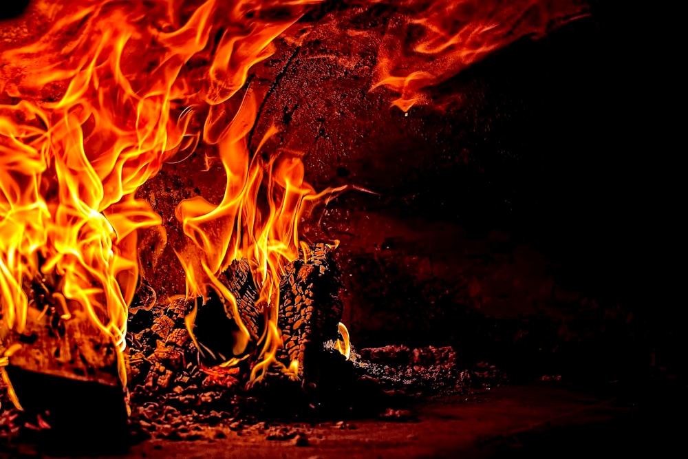 Leña ardiente en llamas