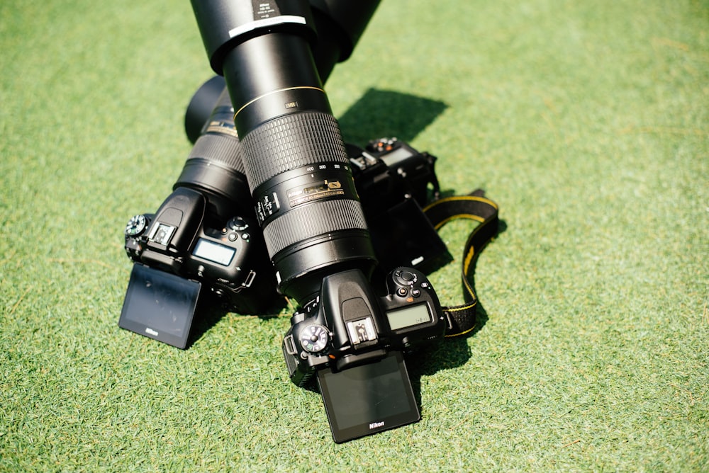 schwarze DSLR-Kamera mit Zoomobjektiv