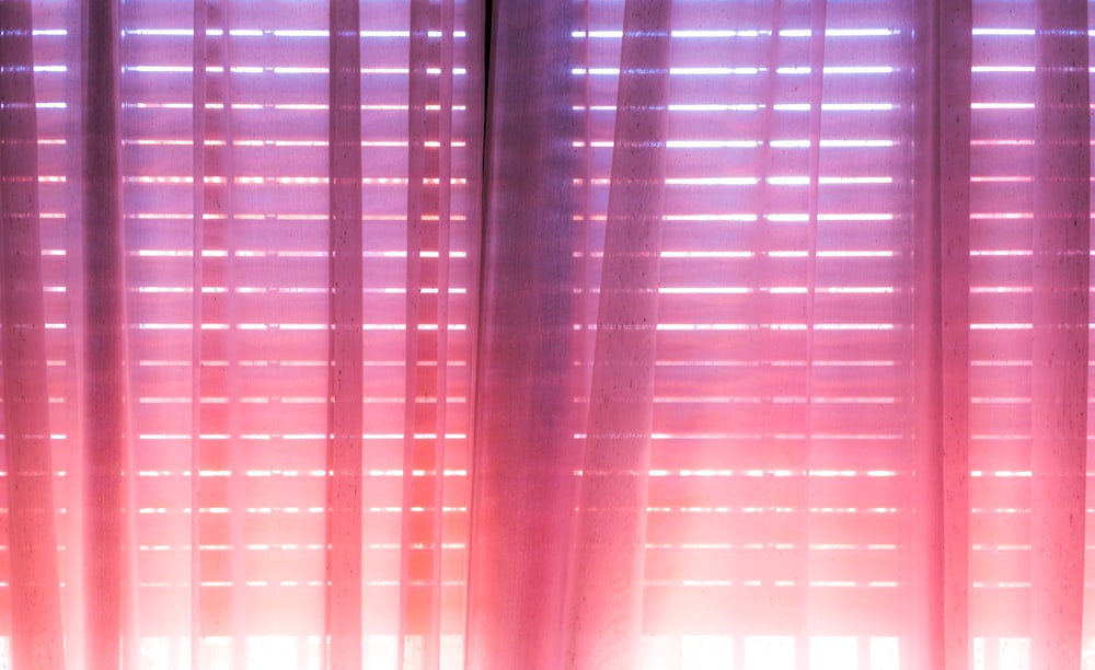 foto da cortina ombre rosa e roxa
