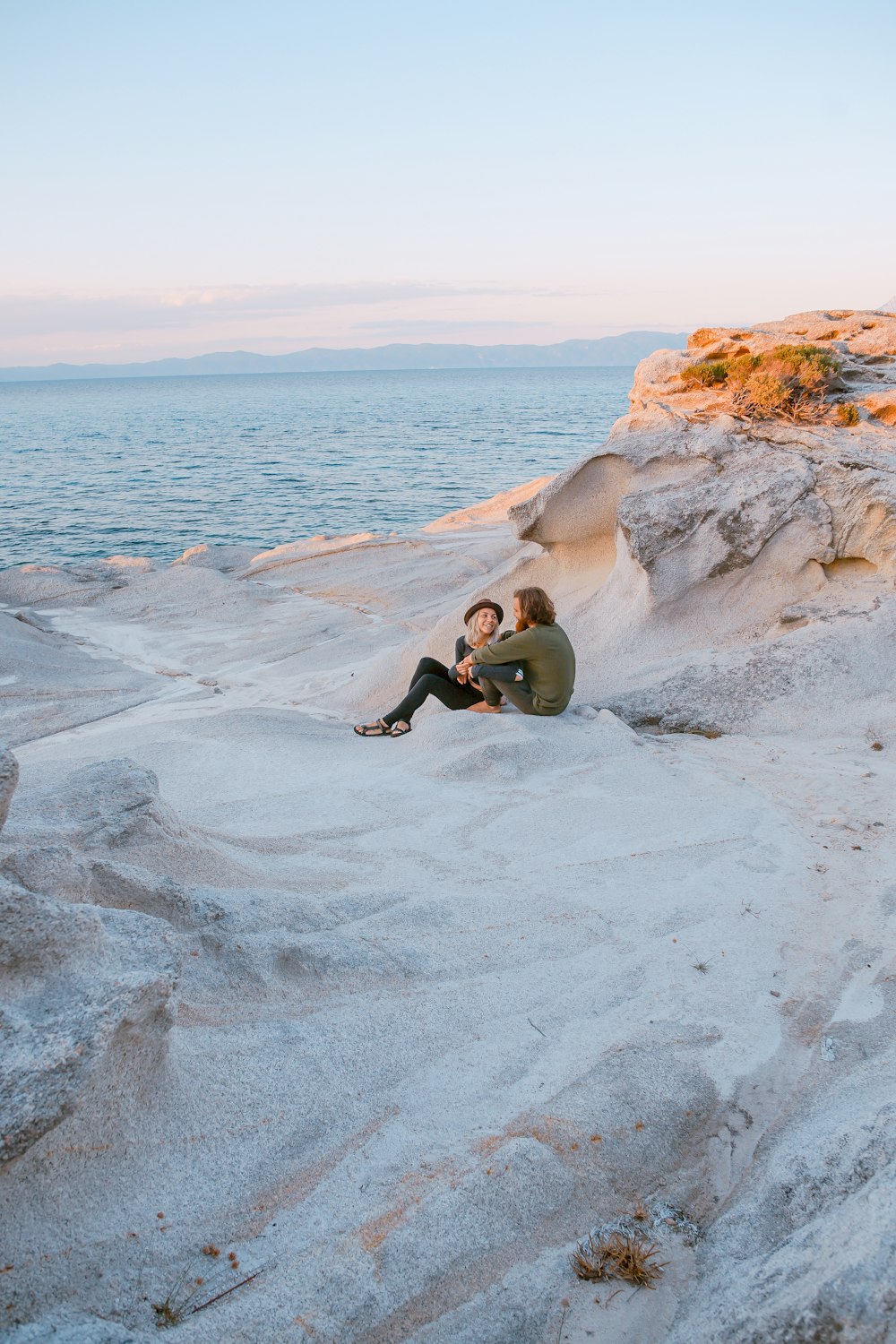 uomo e donna in riva al mare