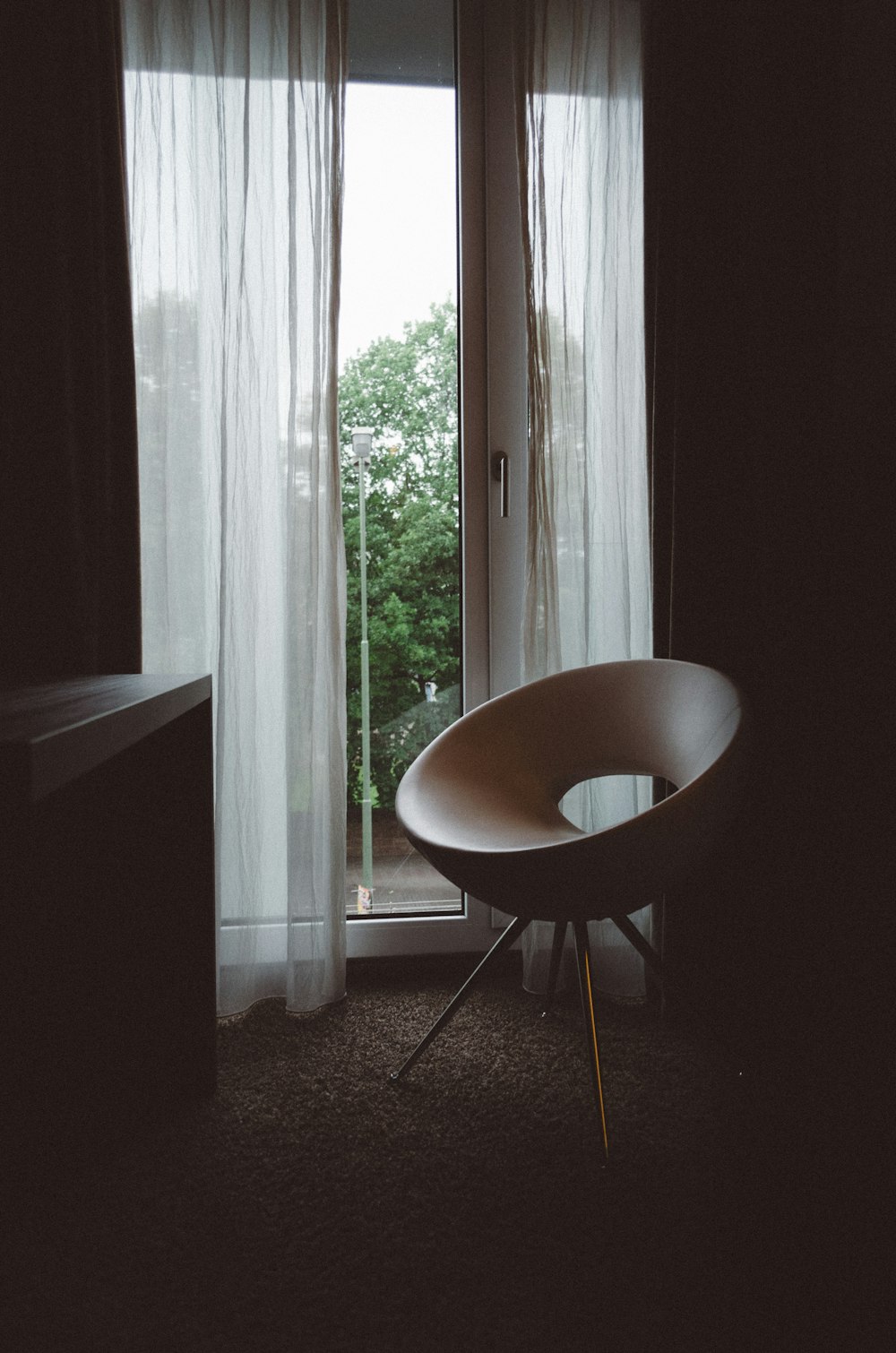 ガラスドアの横の茶色の椅子