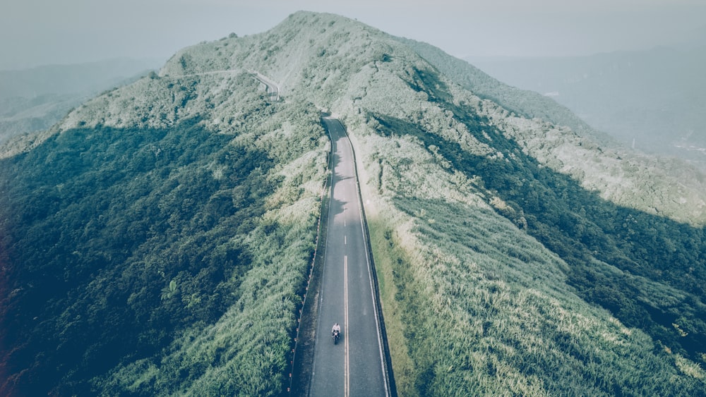 Fotografía aérea de montaña con carretera
