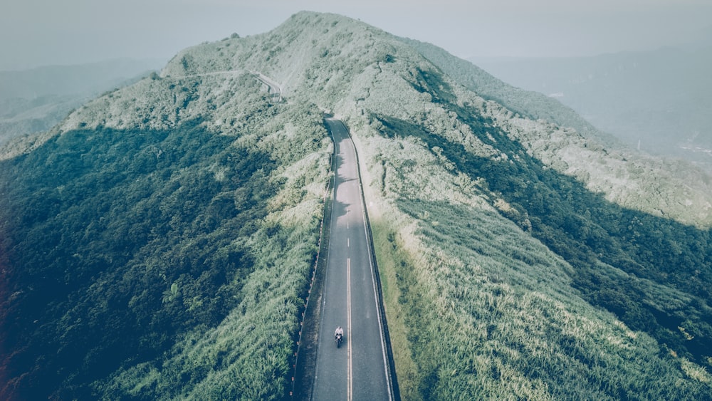 Photographie aérienne de montagne avec route