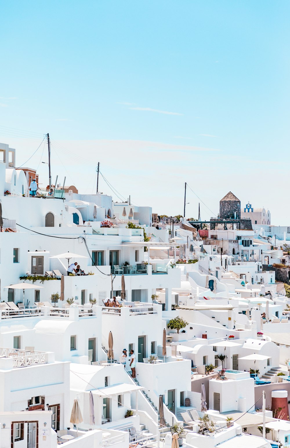 casas de hormigón blanco bajo el cielo azul durante el día