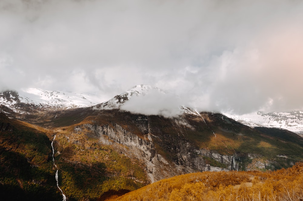 fotografia di paesaggio di montagna con cima di neve