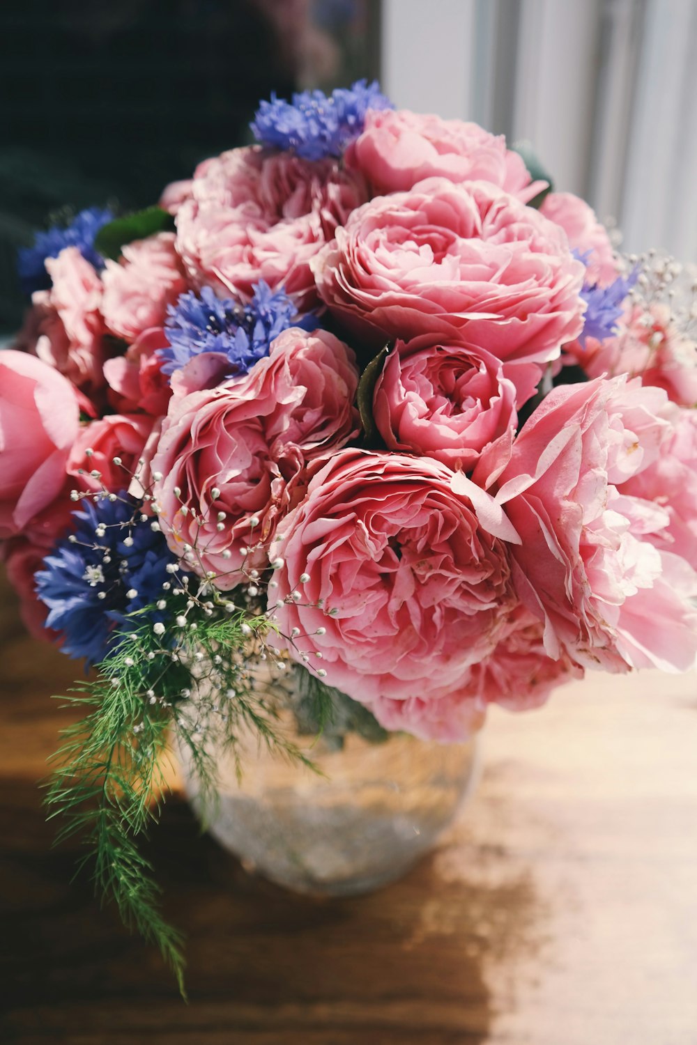 ピンクのカーネーションの花束、ガラスの花瓶