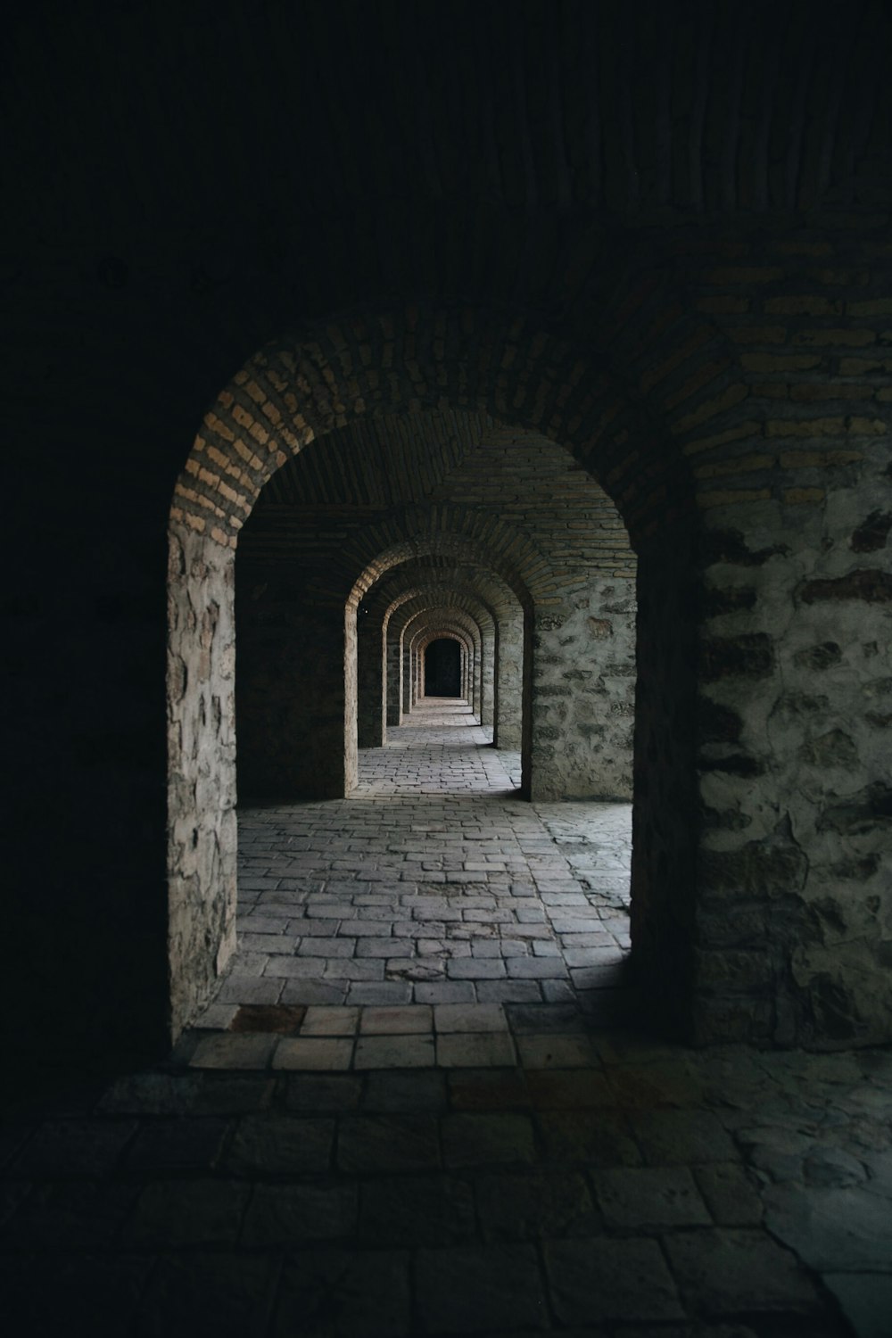 Couloirs aux murs de brique