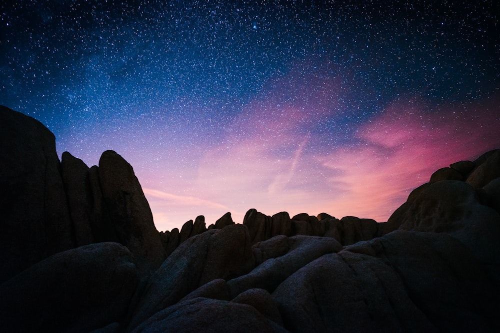 Montagna rocciosa durante la notte stellata