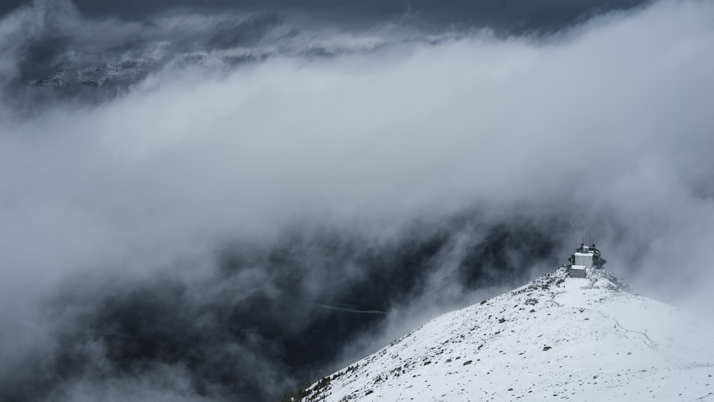 montagna bianca sotto nuvole bianche di giorno