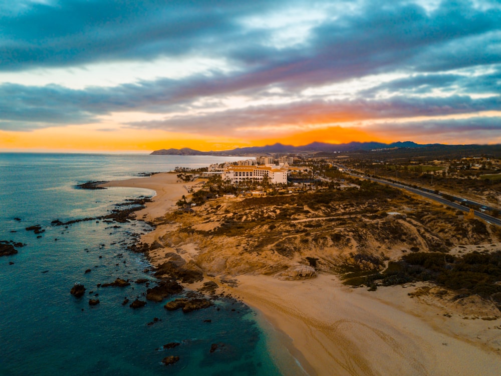 Photographie de vue à vol d’oiseau de la maison près du bord de mer