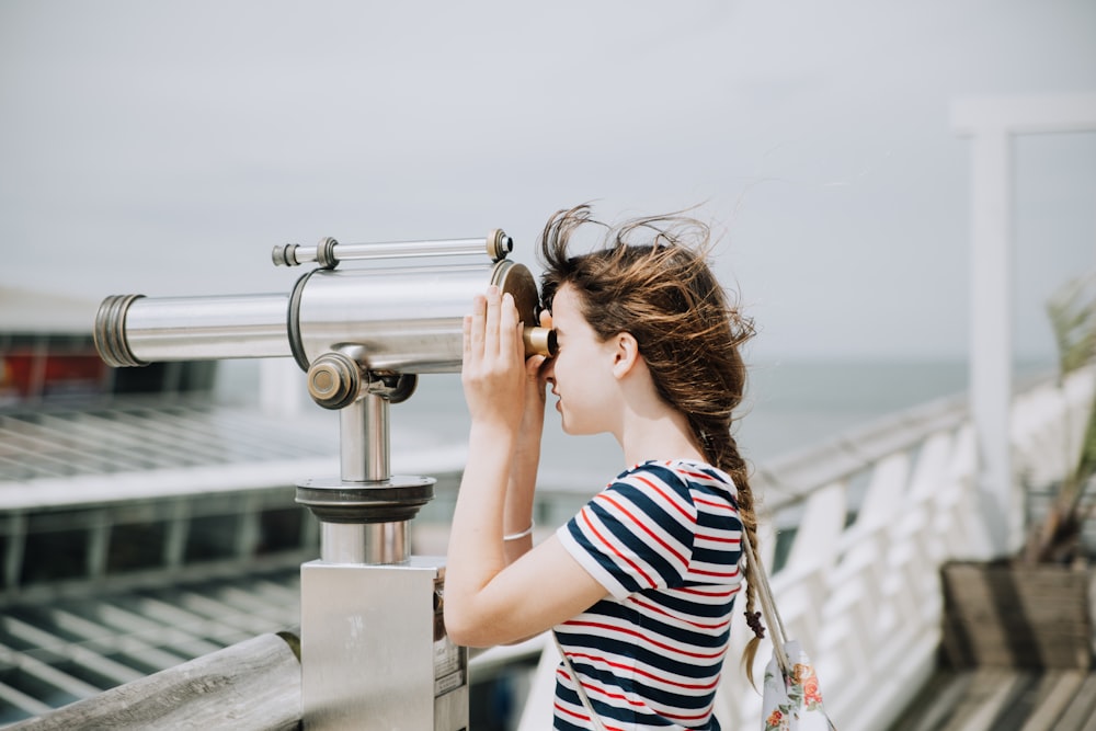 Mujer usando telescopio