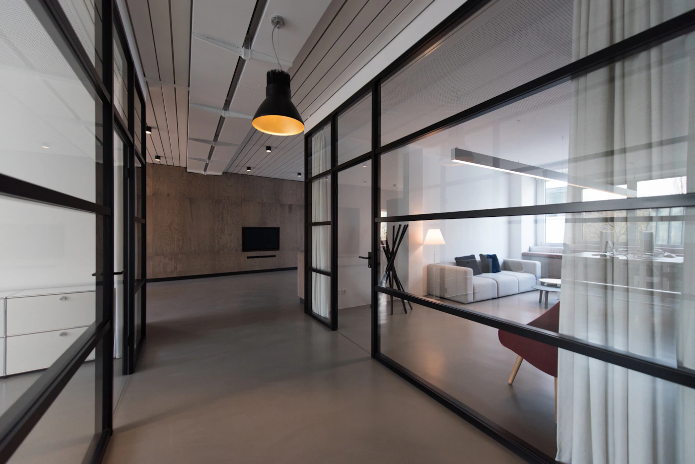 Efficient office space planning with workstations and meeting areas