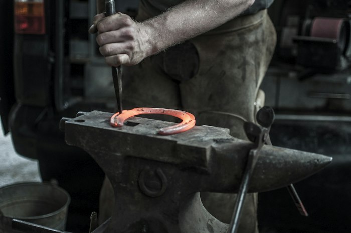 Herrero trabajando