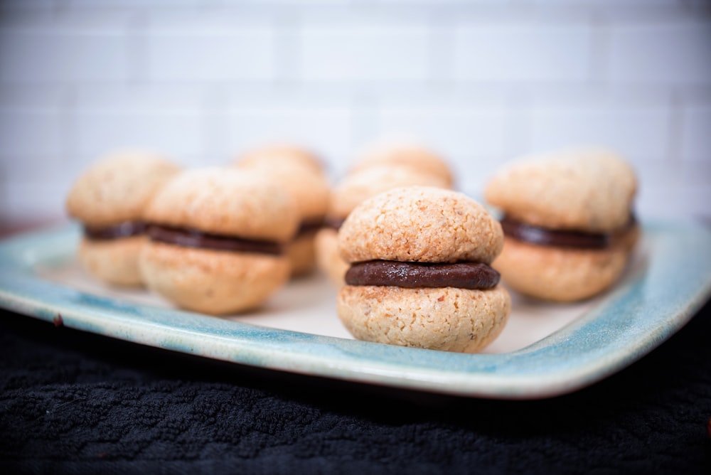 closeup photo of macaroons