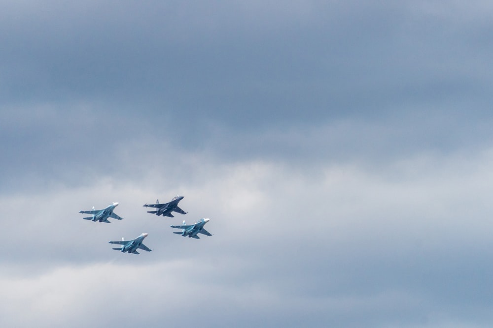 foto em close-up de quatro aviões de combate