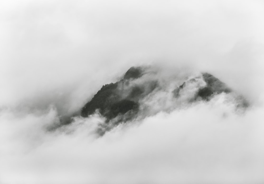 Foto des mit Nebel bedeckten Berges