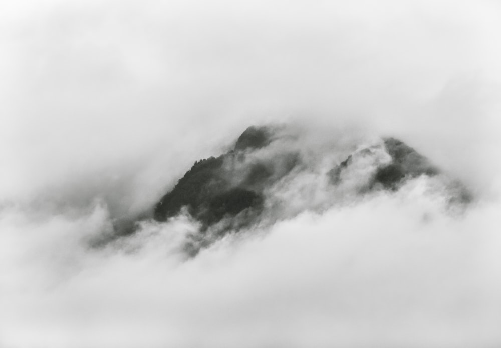 霧に覆われた山の写真