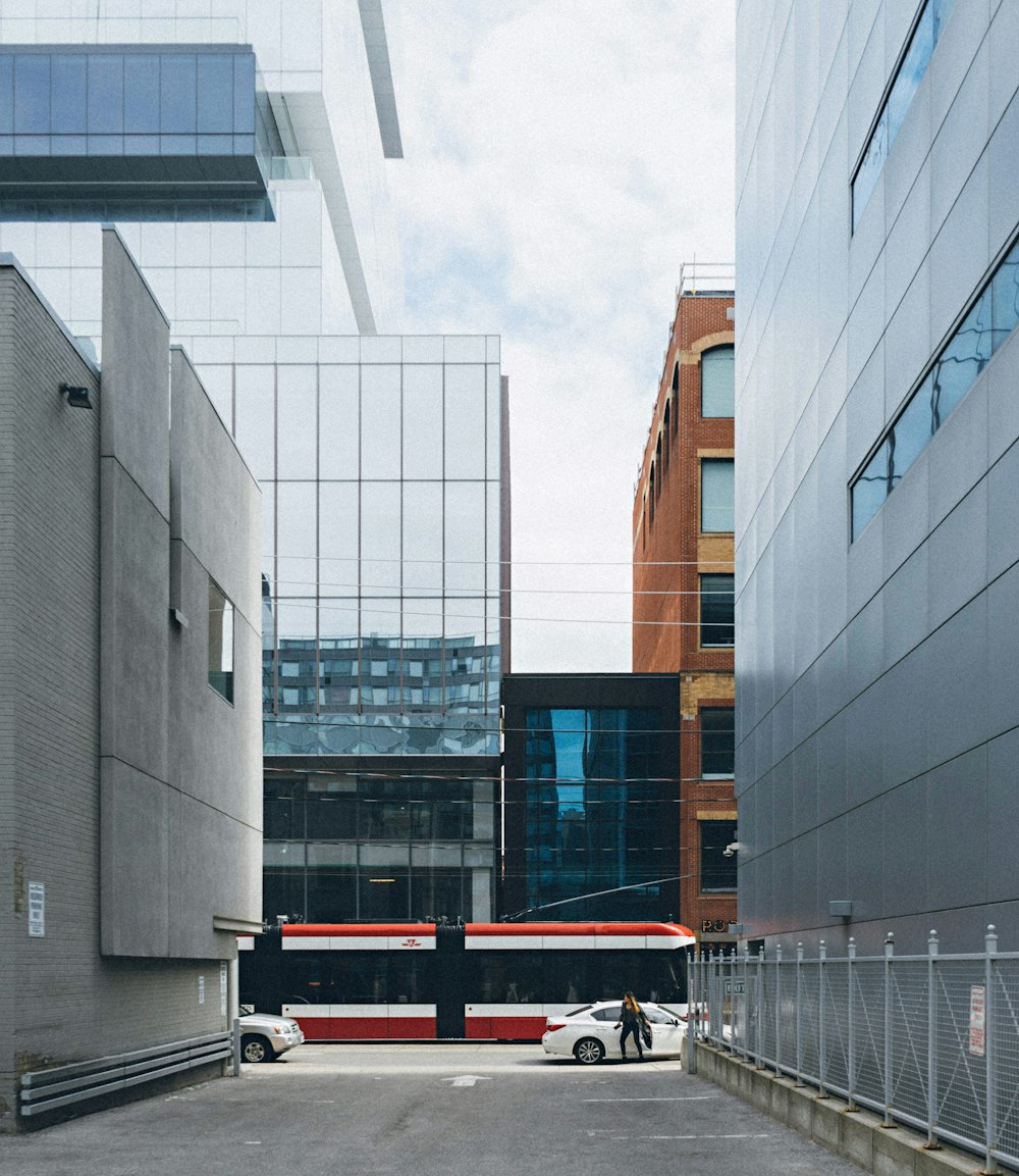 weißes Fahrzeug neben Gebäude geparkt