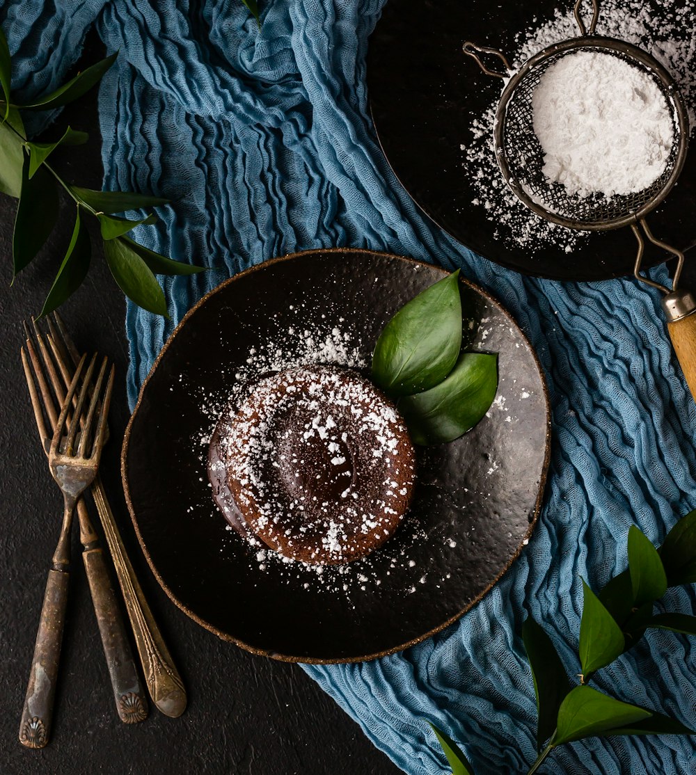 Comida cozida na tigela de casca de coco