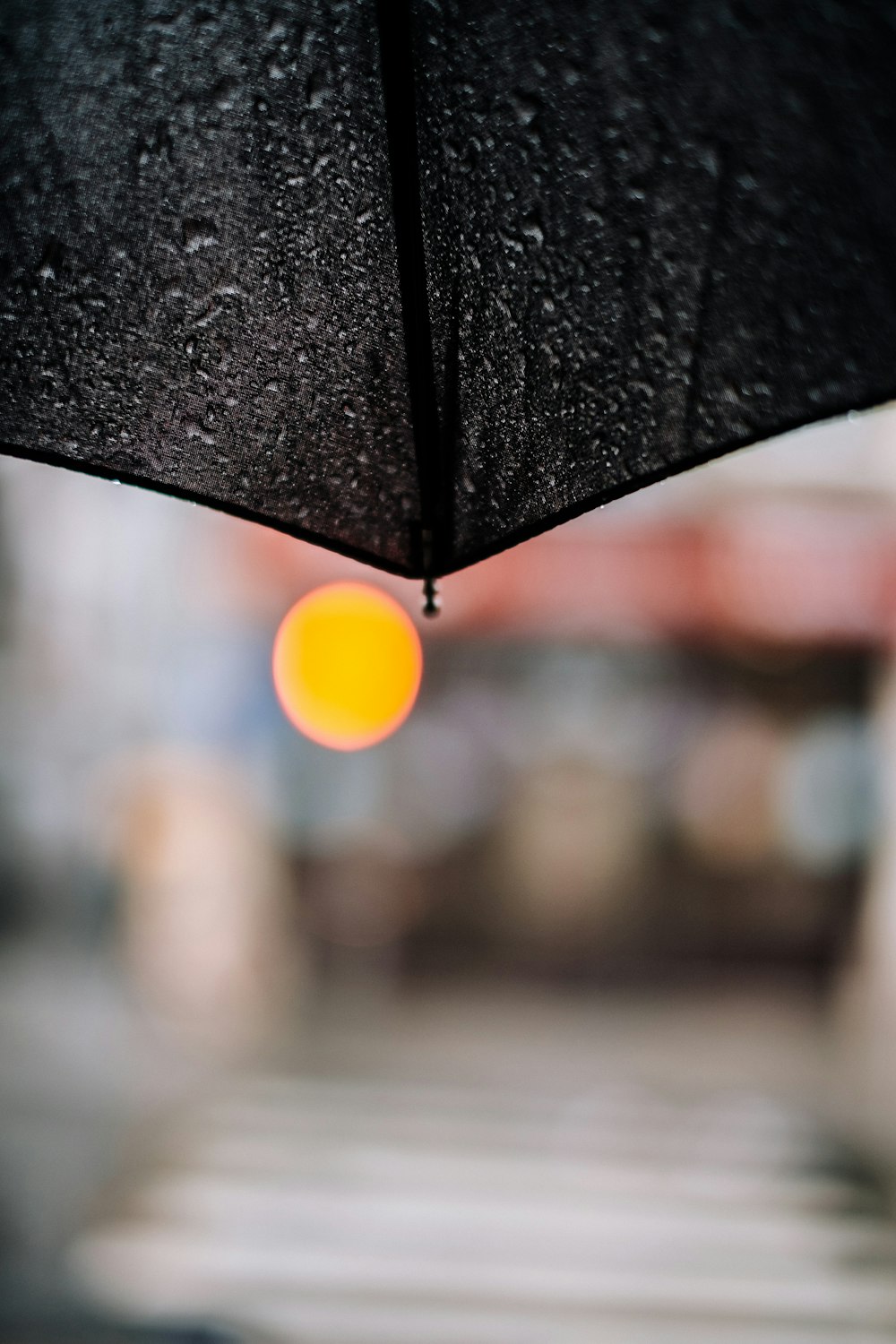 Fotografia de foco raso do guarda-chuva preto