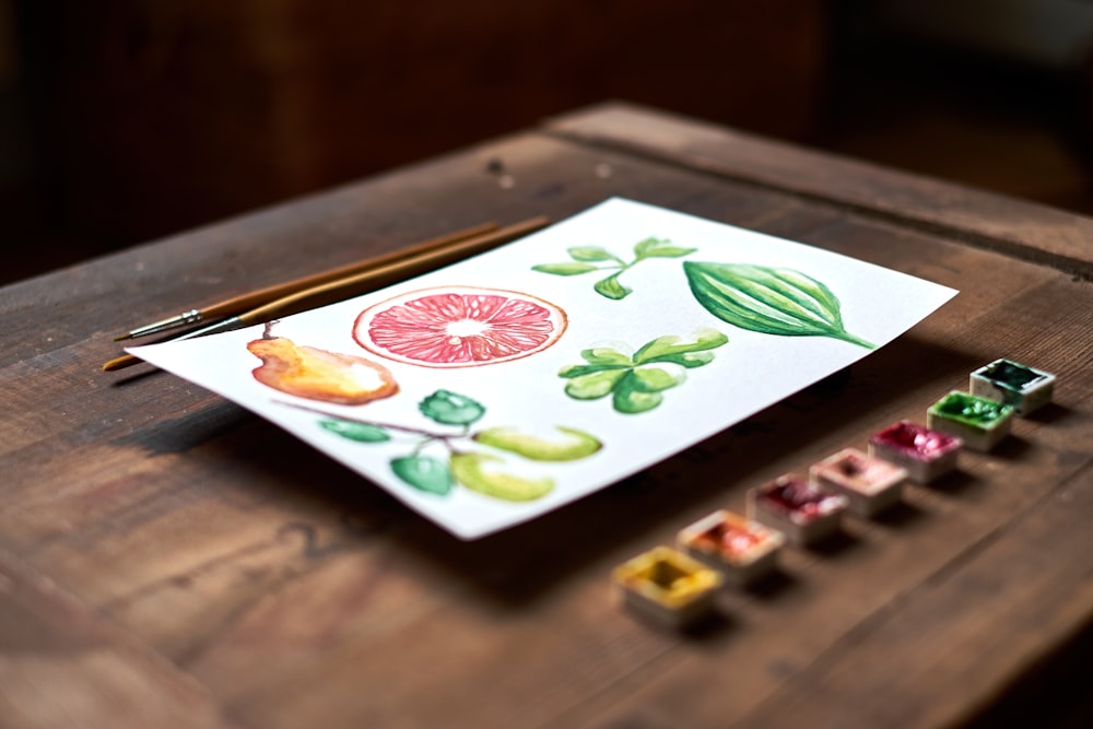 テーブルの上に絵を描くさまざまな果物