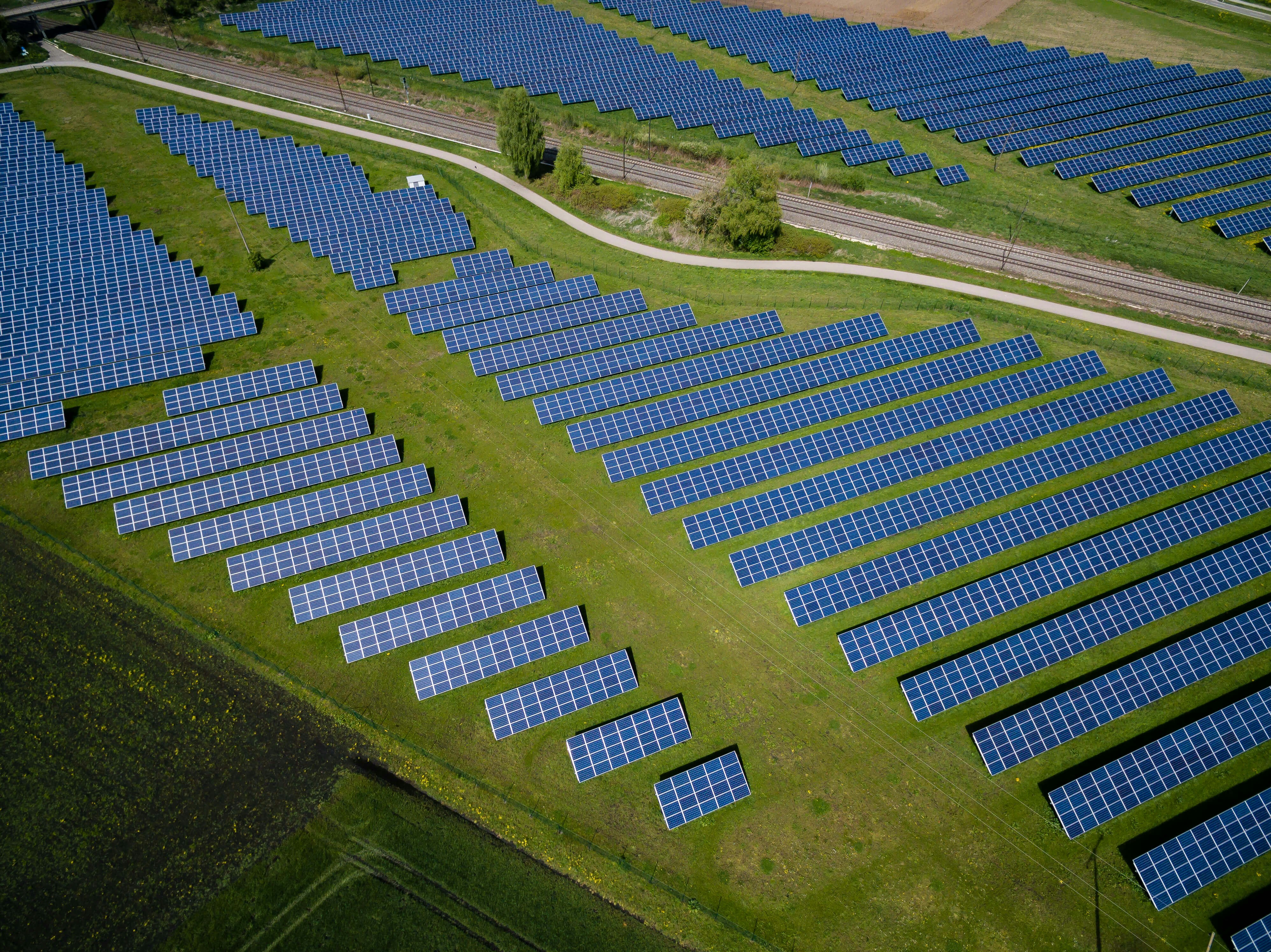 Systèmes Photovoltaïques et Bornes de Recharge