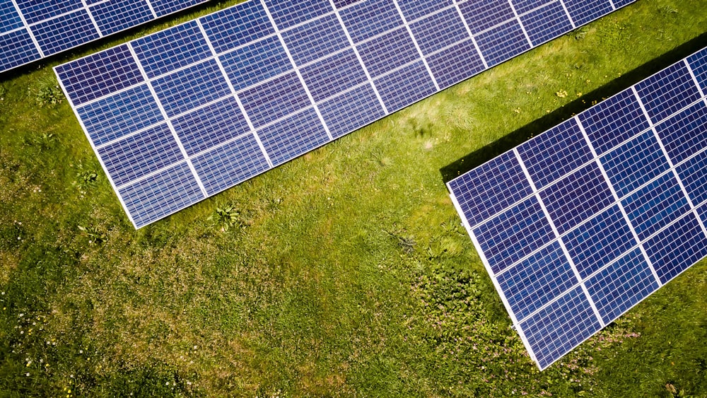 foto de três painéis solares