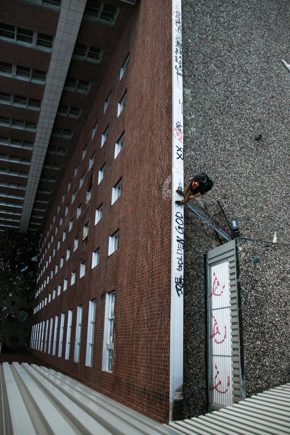 Mann steht nervös auf dem Dach eines Gebäudes