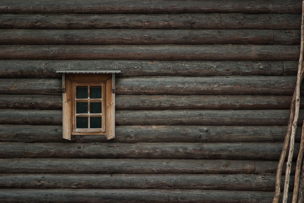 fenêtre en bois marron