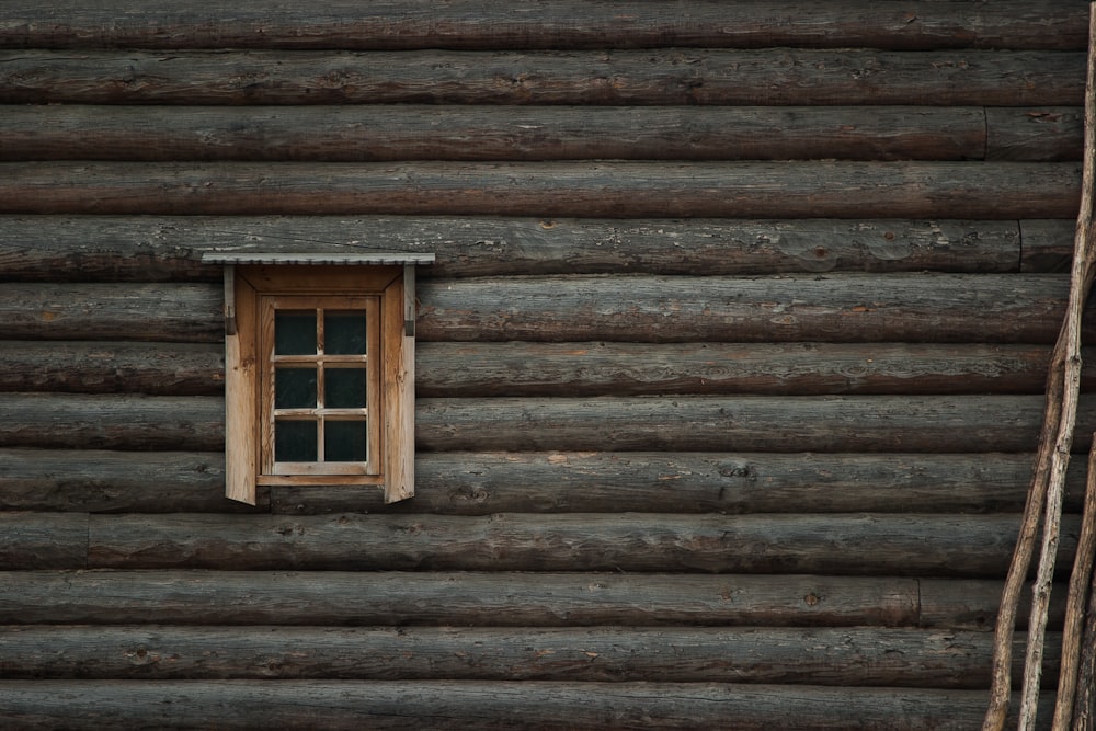 ventana de madera marrón