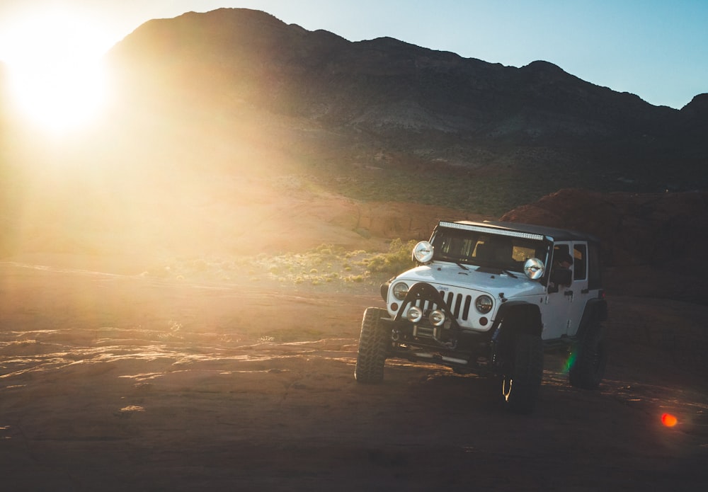 photo de Jeep Wrangler blanche