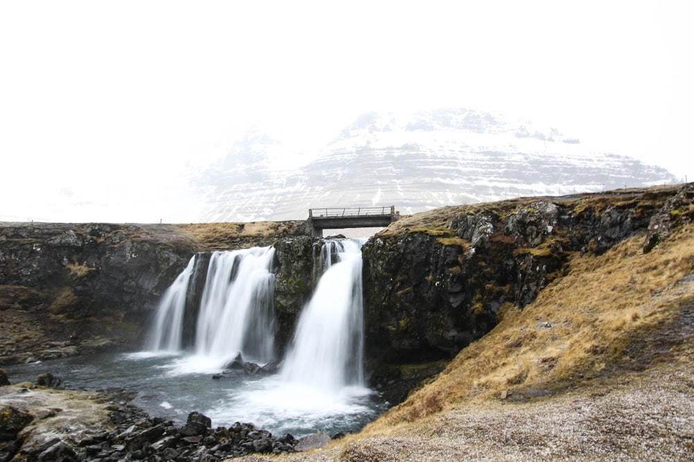 Wasserfälle in der Nähe eines schneebedeckten Berges am Tag