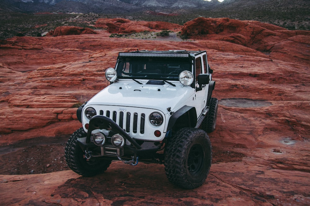 Jeep Wrangler branco em terra