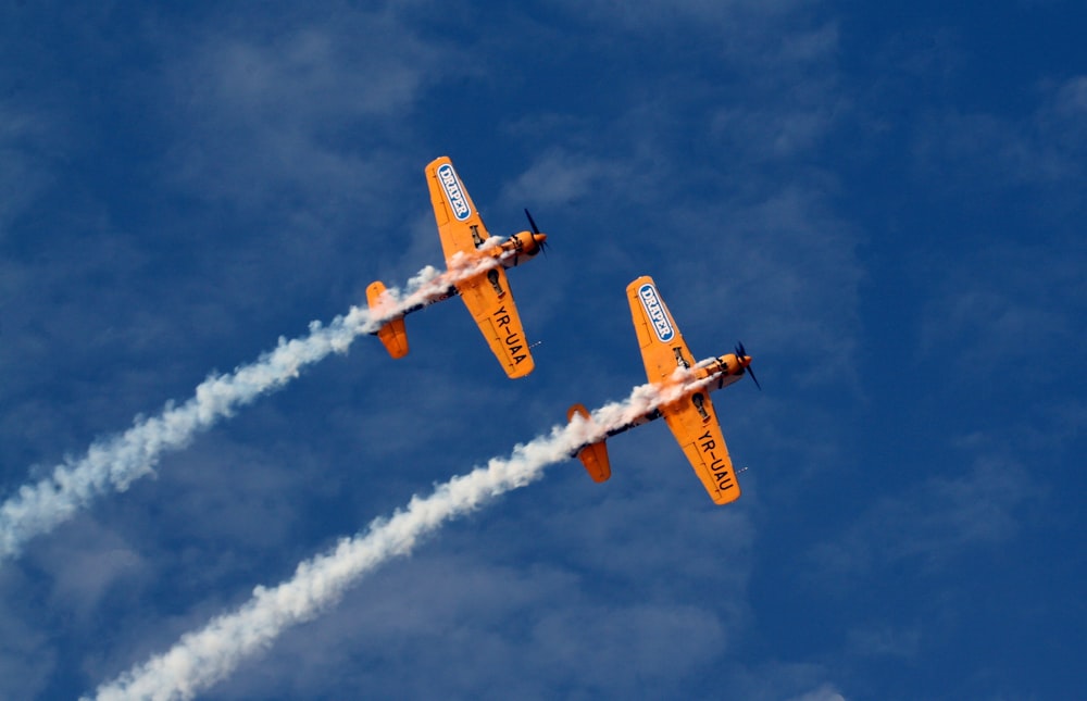 Dos aviones a reacción naranjas
