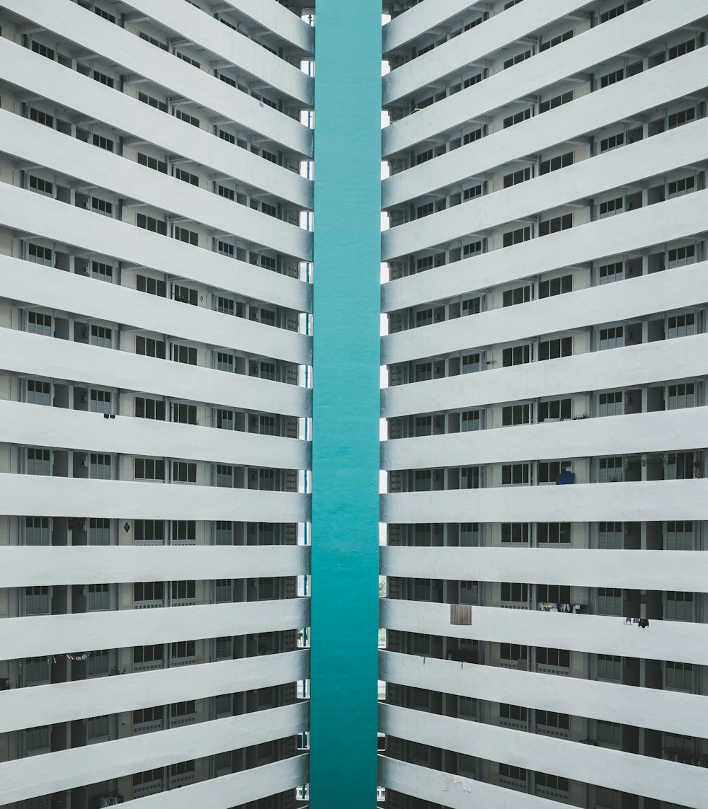Fotografía aérea de un edificio de gran altura de hormigón blanco y verde durante el día