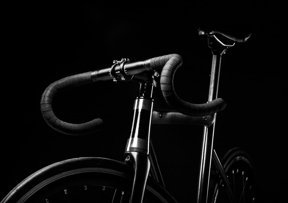 Photographie en niveaux de gris d’un vélo de route