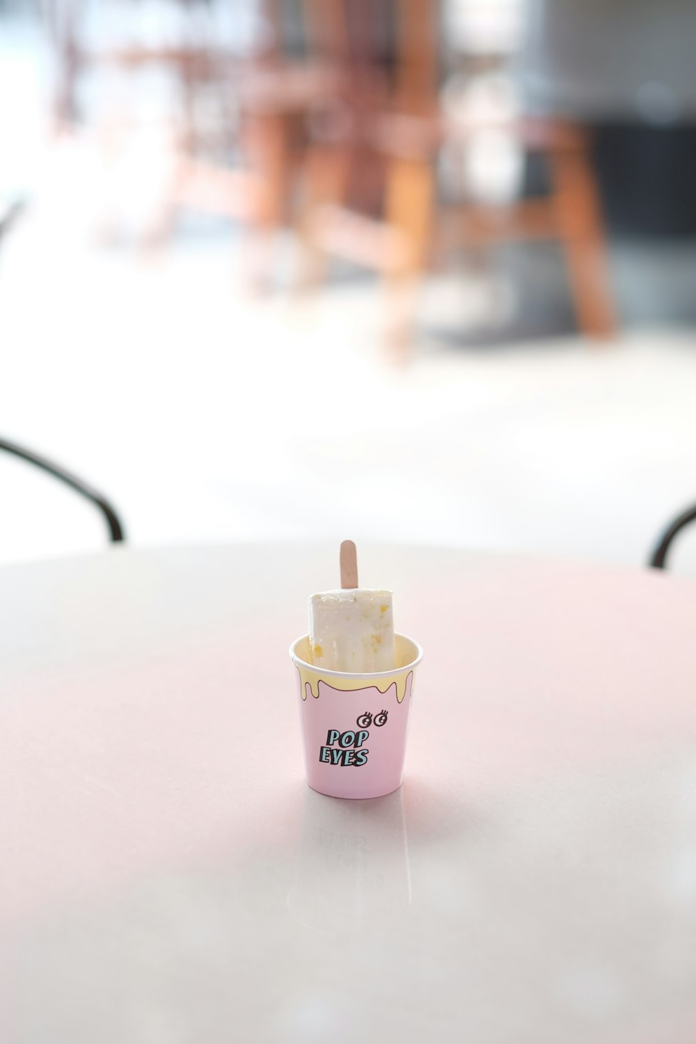 ピンクのキャップにアイスクリームポップ