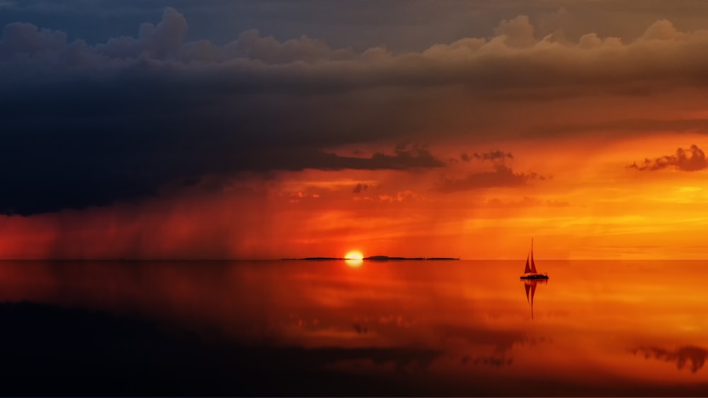 Silhouette eines Segelboots auf einem Gewässer