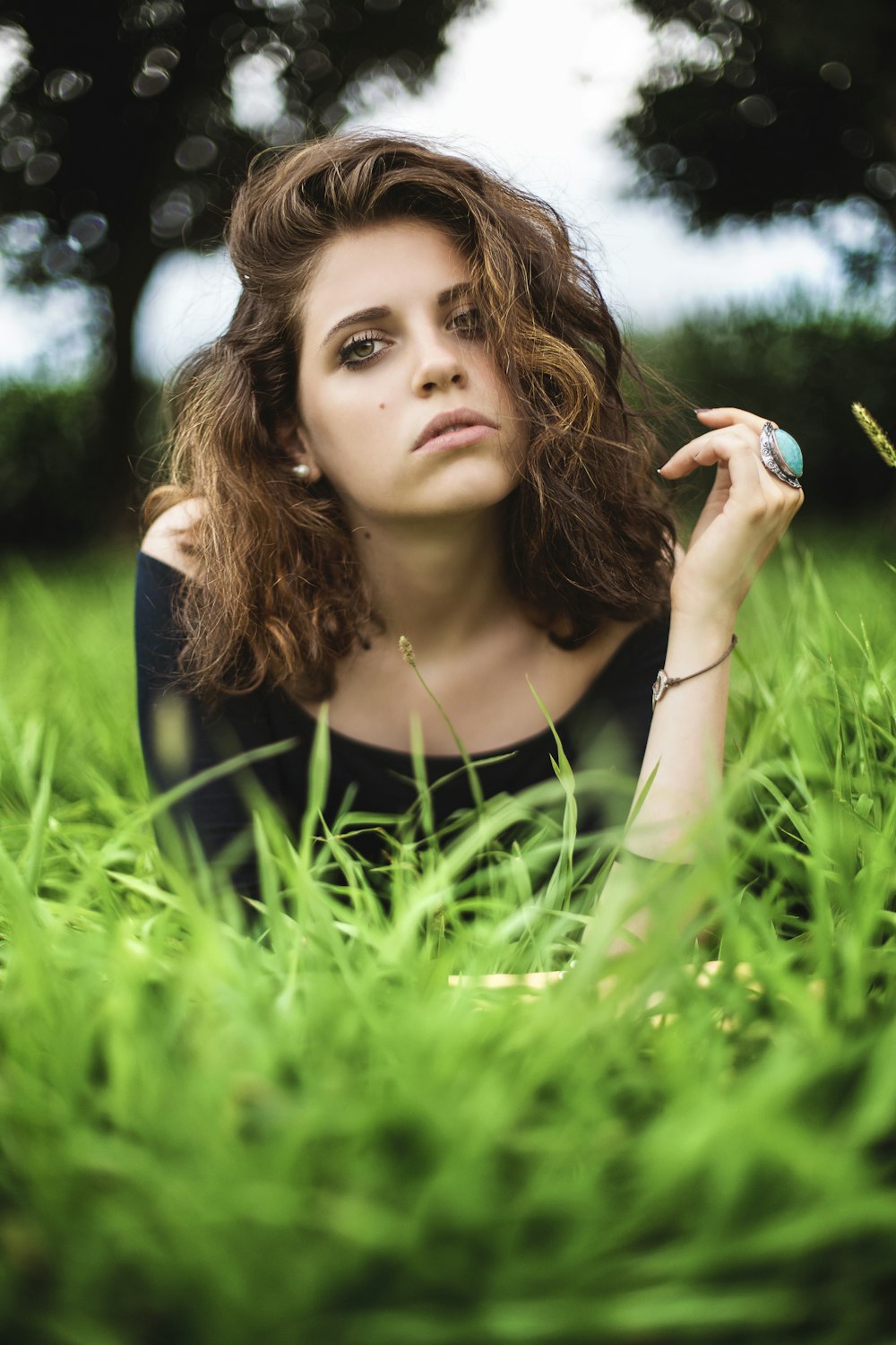 mujer acostada sobre hierbas verdes