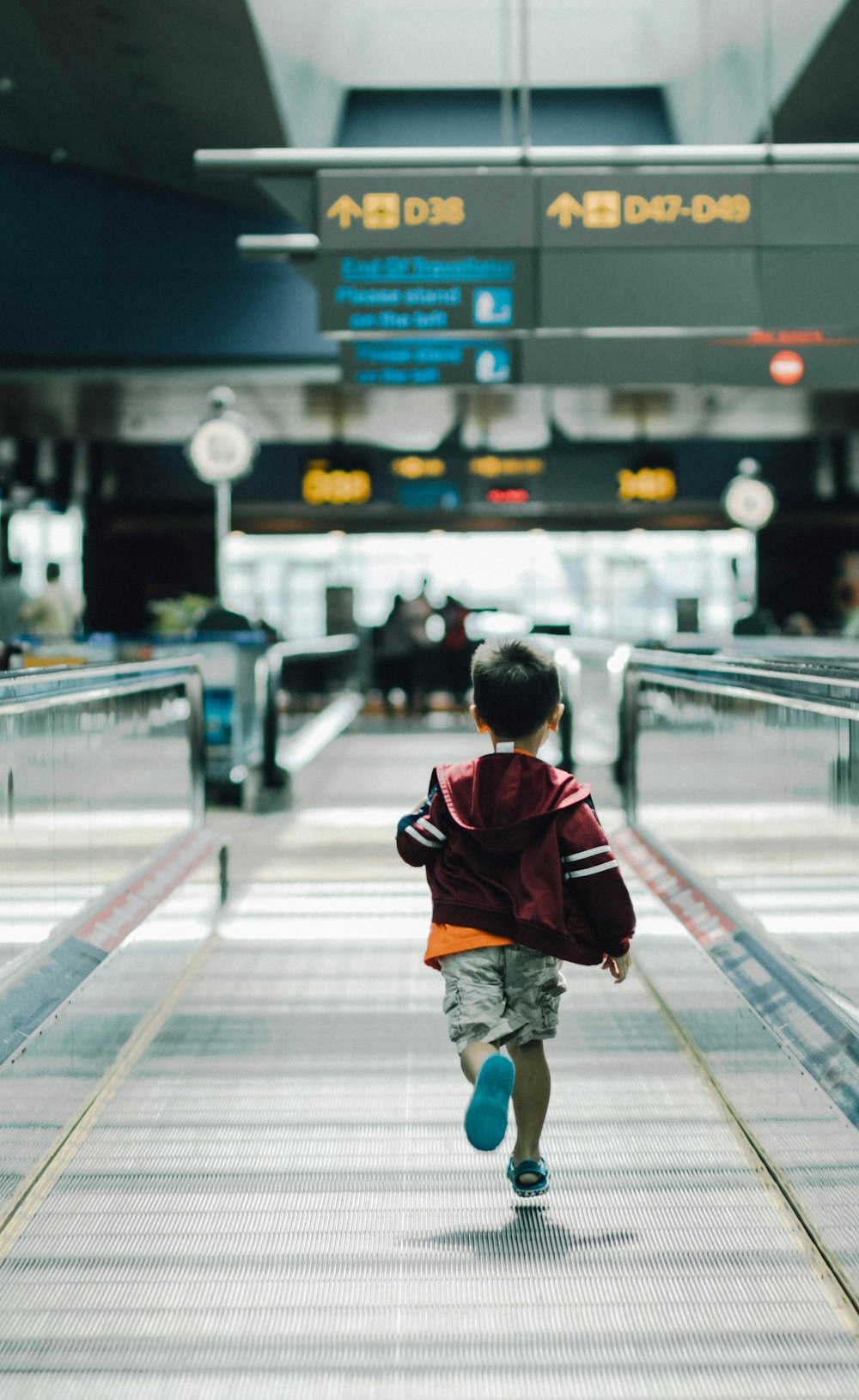 Junge rennt auf dem Flughafen