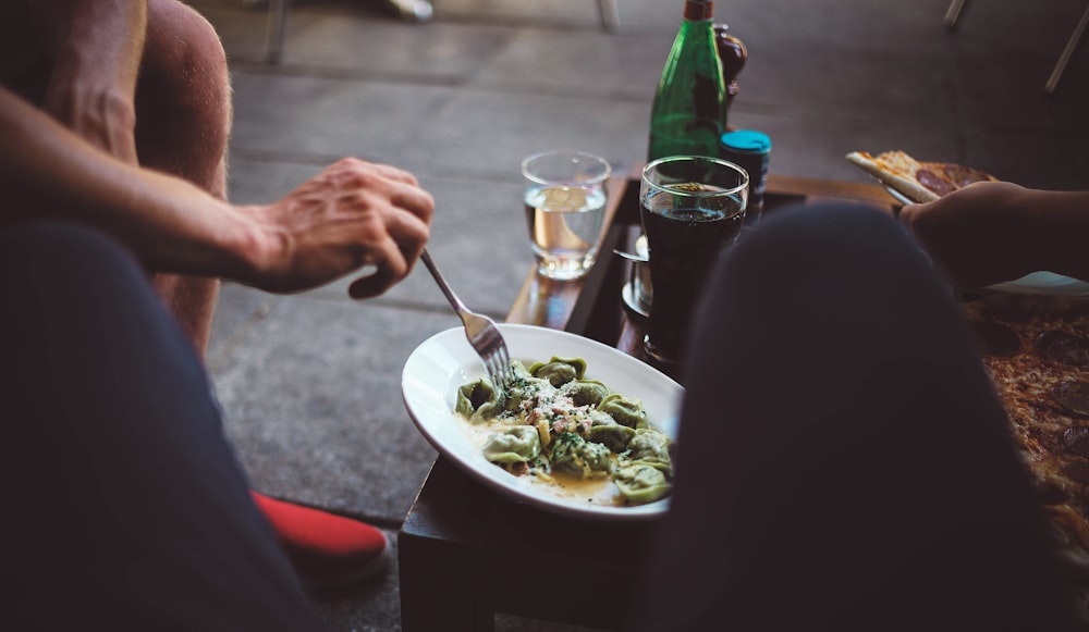 personne mangeant un plat de légumes