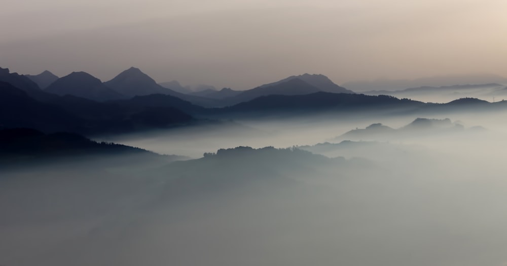 Fotografia a volo d'uccello delle montagne con nebbia