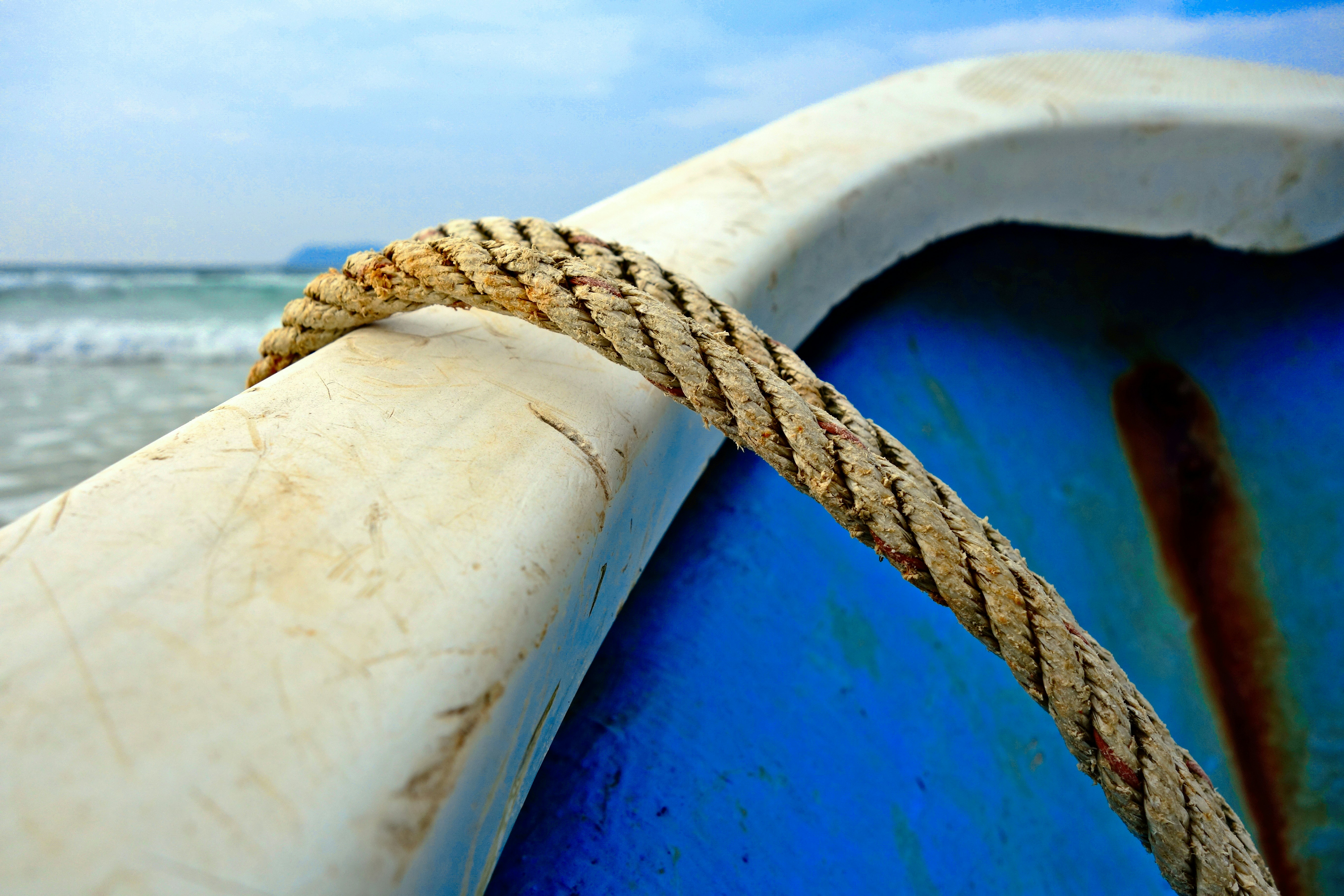 Морской канат. Канат для детей. Канат вантовый duct. Корабельный трос. Веревка висит.