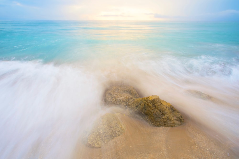 ondas do mar durante o dia