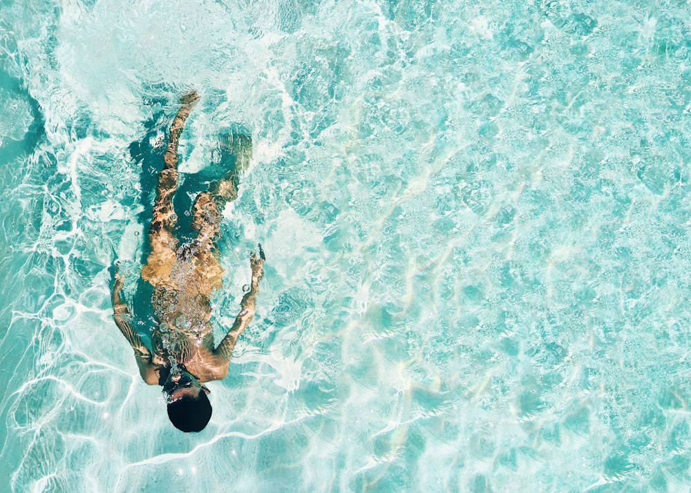 homme faisant de la plongée en apnée sous l’eau