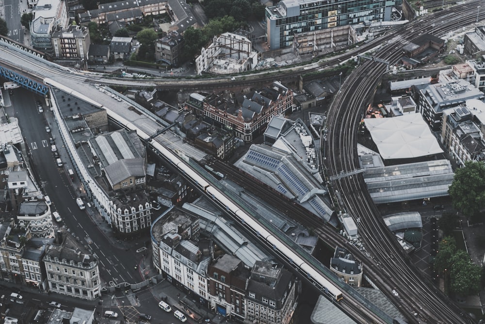 Photographie aérienne de bâtiments et de routes