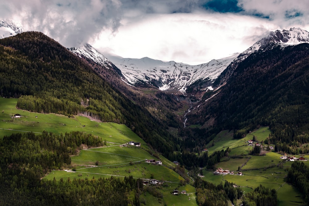 fotografia de paisagem de casas na montanha