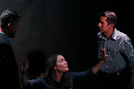 Nico, Lautaro y Valentina en tensión, discutiendo una estrategia mientras el reloj avanza.