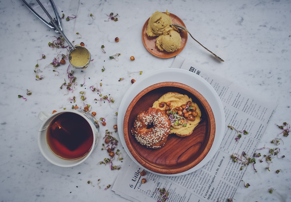 Zwei Kugeln Eis in der Nähe der weißen Untertasse