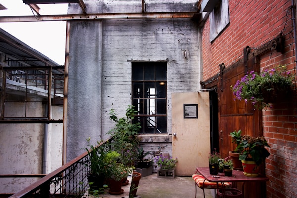 Photo 1497839457186 Ff83ca24683f?q=85&w=800&h=400&fit=crop